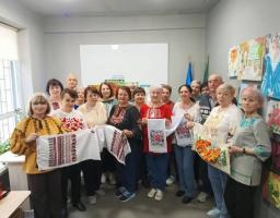 Більшість присутніх одягнені у вишиванки різних кольорів: класичні білі з червоно-чорним орнаментом, сучасні гірчичні, сині та червоні. Вишивка на сорочках різноманітна — від геометричних узорів до пишних квіткових мотивів.