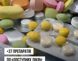 Крупним планом показано розсип різнокольорових лікарських засобів: таблетки жовтого, зеленого, рожевого та білого кольорів, а також таблетки у сріблястих блістерах.