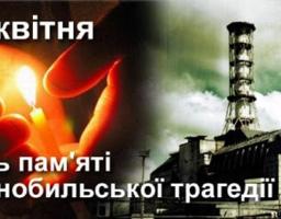 Кольорова гама контрастна: тепле помаранчеве світло від свічки протиставляється холодним сірим та зеленкуватим тонам промислової зони.
