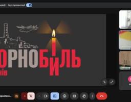Скриншот онлайн-зустрічі в Google Meet демонструє презентацію з пам'ятною графікою «Чорнобиль», що містить контур станції, вертоліт та свічку-знак радіації, а збоку відображено сітку з відеовікнами вісьмох учасників круглого столу.