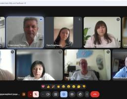 На скріншоті онлайн-конференції у Google Meet відображено дев'ять вікон із учасниками (чотирма чоловіками та п'ятьма жінками), які перебувають у домашніх або робочих кабінетах, а в нижній частині екрана розміщена панель керування з підписом «Засідання районної Координаційної ради...» та іконками мікрофона, камери й емодзі