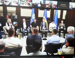 Скриншот онлайн-наради демонструє трансляцію офіційної зустрічі в Офісі Президента України, де група спікерів сидить у півколі на тлі державних прапорів та банера Конгресу, а у верхній частині екрана відображаються маленькі віконця інших підключених учасників відеодзвінка.