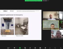 Скриншот онлайн-наради в Zoom або Teams демонструє презентацію на тему «Практики безбар'єрності: досягнення та точки росту» з двома фотографіями інклюзивного простору ліворуч та вікнами з п'ятьма учасниками відеозустрічі праворуч