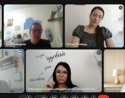 На скриншоті онлайн-наради в Google Meet зображено вікна сімох учасників — п'ятьох жінок та одного чоловіка, які дивляться у свої веб-камери, а також одне вікно з підписом «Сектор соц. захисту населення Нижньоте...», де видно обличчя ще однієї жінки.
