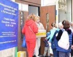 В Координаційному центрі допомоги ВПО Луганської області в м. Одеса видається гуманітарна допомога та надаються консультації з юридичних питань