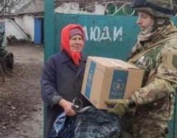 Понад 2 тонни гуманітарної допомоги доставили патрульні поліцейські у звільнені села Луганщини