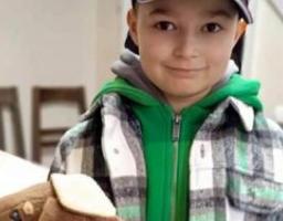 Понад 550 харчових наборів отримали минулого тижня ВПО Луганщини у Кремінському хабі в Києві, дітям видавали іграшки