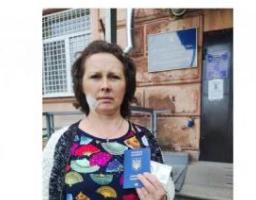 Постраждалій від російських бомбардувань жінці з Новоєгорівки оперативно відновили документи, попередні згоріли разом із будинком