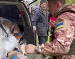 Хліб та будівельні матеріали: поліцейські доставили допомогу у деокуповані селища Луганщини