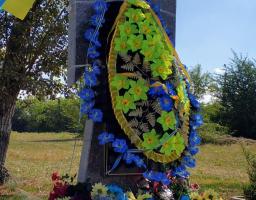 В селищі Новоайдар Щастинського району вшанували пам'ять захисників України, які загинули в боротьбі за незалежність, суверенітет і територіальну цілісність України