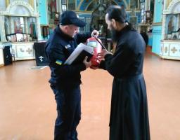 Напередодні свята Великодня рятувальники смт Новоайдар перевіряють храми
