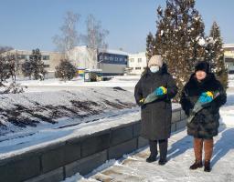 Сьогодні, 21.01.2021, на центральній площі селища Новоайдар відбулось покладання квітів до Братської могили