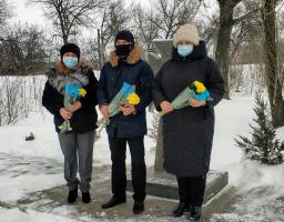Сьогодні, 22.01.2021 року, в смт. Новоайдар  відбулось покладання квітів до Пам’ятного знаку воїнам АТО, присвячене Дню Соборності України