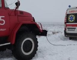Через ускладнення погодних умов у Новоайдарському районі застрягла та зʼїхала з дороги карета екстреної медичної допомоги