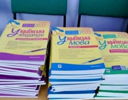 Майже пів сотні зошитів для підготовки до ЗНО з української мови та літератури передала команда Восток SOS учням трьох шкіл Луганщини