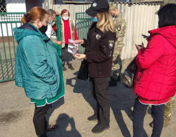Поліцейські смт Новоайдара провели профілактичні бесіди серед місцевого населення 