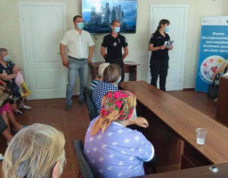 У Новоайдарі поліцейські роз’яснюють населенню як не стати жертвою шахраїв