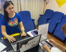 Прийом громадян адміністратором відділу ЦНАП Станично-Луганської селищної військової адміністрації в хабі Кропивницького