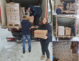 На цьому колажі зображено процес доставки та розвантаження гуманітарної допомоги від міжнародної благодійної організації Global Empowerment Mission (GEM) у партнерстві з Howard G. Buffett Foundation