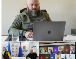 Колаж демонструє робочі моменти керівництва Луганської ОВА, де на верхньому фото чоловік у військовій формі працює за ноутбуком, а на нижніх — кадри з наради за участю посадовців та скриншот онлайн-конференції з іншими учасниками.