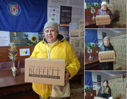 Колаж із чотирьох фотографій демонструє видачу гуманітарної допомоги мешканцям у приміщенні хабу, де жінки різного віку позують із картонними коробками від фундації Говарда Баффета та організації GEM на фоні прапора Луганської області й пакунків, складених у високі штабелі