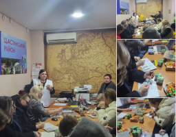 Колаж із чотирьох фотографій демонструє групове заняття з арттерапії або творчий майстер-клас для жінок, які сидять за довгим столом у кабінеті з великою картою на стіні та плакатом «Щастинський район», зосереджено малюючи олівцями на аркушах паперу поруч із солодощами та напоями.