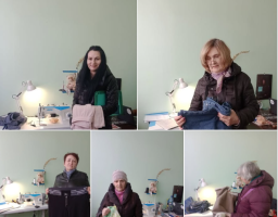 Колаж складається з п’яти окремих світлин, на яких зображені жінки різного віку в невеликій швейній майстерні зі світло-зеленими стінами. Кожна з них стоїть біля робочого столу з професійною швейною машинкою та настільною лампою, демонструючи готові вироби або відрізи тканини — від джинсів до трикотажу