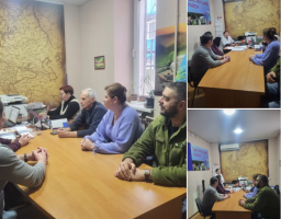 Колаж із трьох світлин демонструє робочу зустріч групи людей у кабінеті, де вони сидять за довгим дерев'яним столом на фоні великої карти на стіні та обговорюють робочі питання, використовуючи ноутбук і документи.