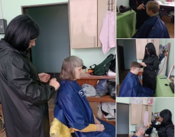 Колаж із чотирьох фотографій демонструє роботу перукарки — темноволосої жінки в чорному захисному халаті, яка у скромно облаштованому приміщенні по черзі стриже ножицями та машинкою людей різного віку, загорнутих у сині перукарські накидки: літню жінку на великому знімку ліворуч, а також хлопчика, підлітка та сивого чоловіка на трьох менших вертикальних знімках праворуч