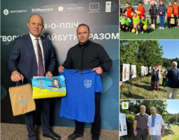 Колаж складається з чотирьох різних світлин, де на найбільшому лівому фото двоє чоловіків у діловому та спортивному одязі тримають фірмовий календар, паперовий пакет і синю футболку на тлі офіційного банера з логотипами, а на трьох менших вертикально розміщених знімках праворуч зображено групу підлітків на футбольному полі, виставку плакатів просто неба з жінкою в національному костюмі та двох чоловіків, які позують на тлі зеленого парку
