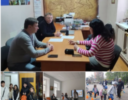 Колаж складається з чотирьох світлин, де на найбільшому верхньому фото троє людей проводять робочу зустріч за великим дерев'яним столом у кабінеті на тлі старовинної карти Європи, а три менших нижніх фото показують групу підлітків із помаранчевими рюкзаками, проведення презентації у світлій залі та спортивні дитячі розваги з конусами та обручами на вуличному майданчику