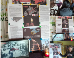 Колаж із чотирьох фотографій, що демонструють інформаційний стенд до Дня пам'яті жертв геноциду кримськотатарського народу з історичними довідками, мапами та символічною свічкою, біля якого розміщено ноутбук із тематичним відео та зафіксовано процес проведення лекції