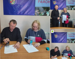 Колаж із трьох фотографій показує чоловіка та жінку в кабінеті, які підписують документи, ставлять печатки та тиснуть руки на тлі прапора Луганської області з написом «Луганщина це Європа» та плаката «Щастинський район».