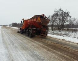 На території Новоайдарського району  дорожники боряться з наслідками негоди