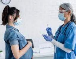 Вакцинація вагітних жінок проти COVID-19 є безпечною
