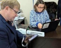 Герой України Володимир Жемчугов звернувся до луганського ЦНАПу в Броварах за витягом із реєстру ветеранів війни